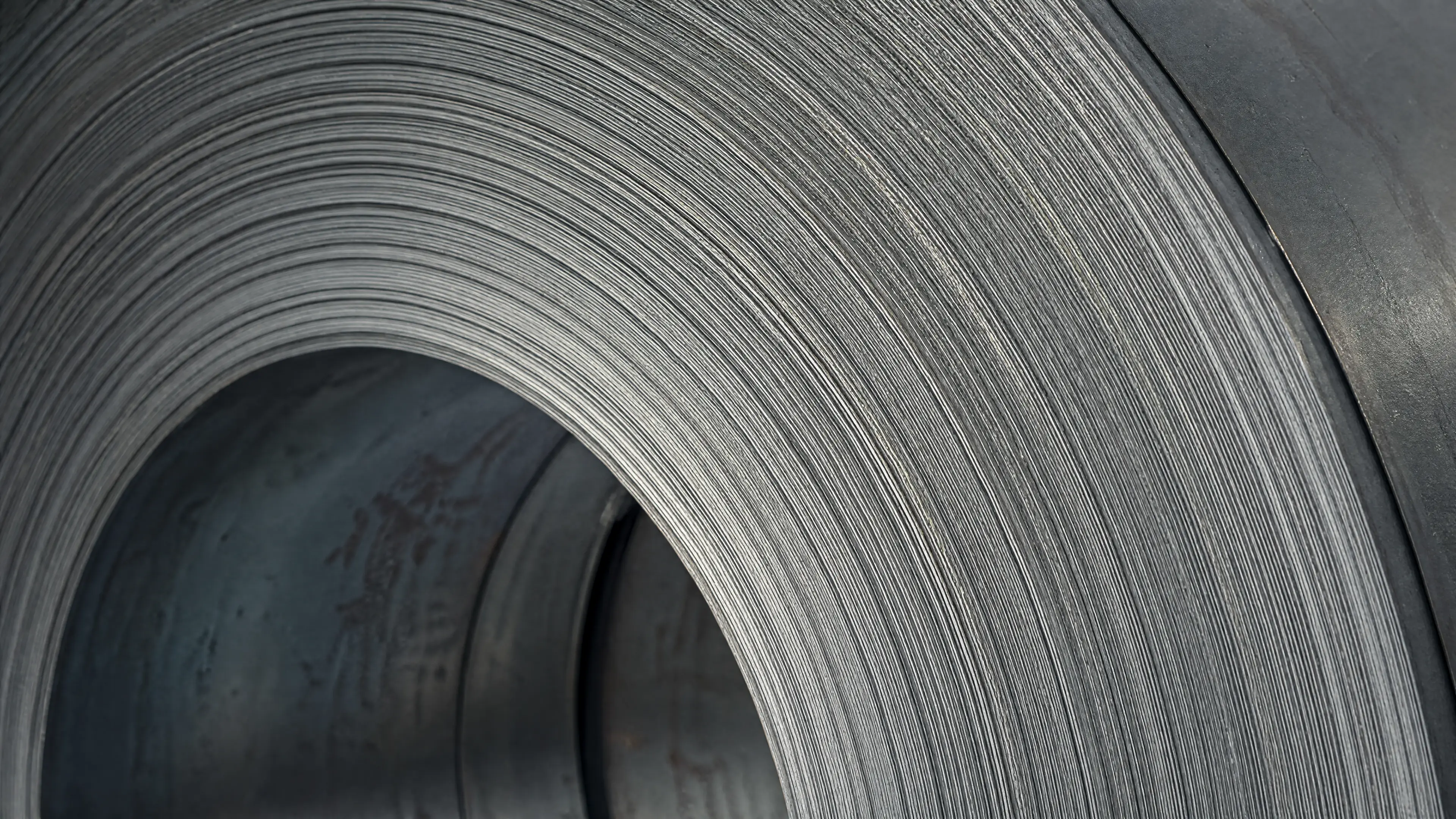 Stirnseite eines Stahlband-Coils mit dichten Windungen