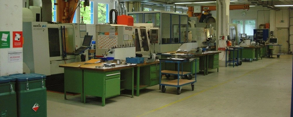 Fertigungshalle mit CNC-Maschinen und Werkbänken