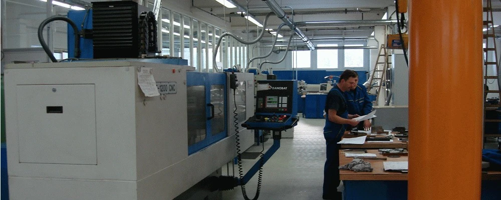 Mitarbeiter von WEMA bei der Arbeit an einer Fertigungsmaschine