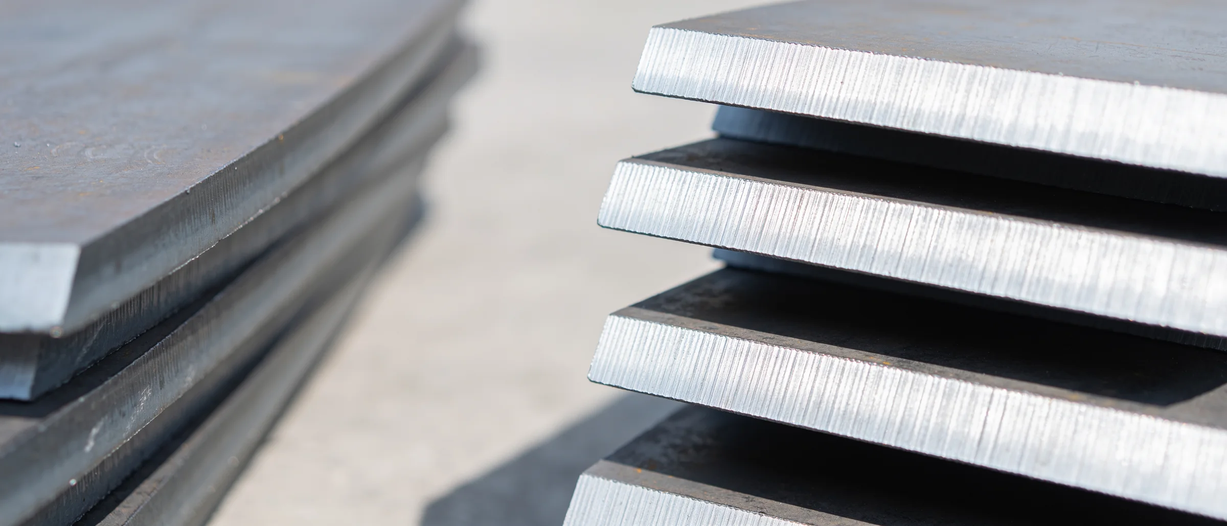 Dicke Stahlplatten mit glatten, fein gerieften Schnittkanten